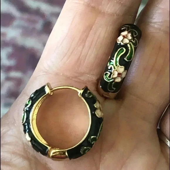 Pretty Black & Pink Asian Inspired Painted Hoop Hinged Earrings NWT - Picture 2 of 4
